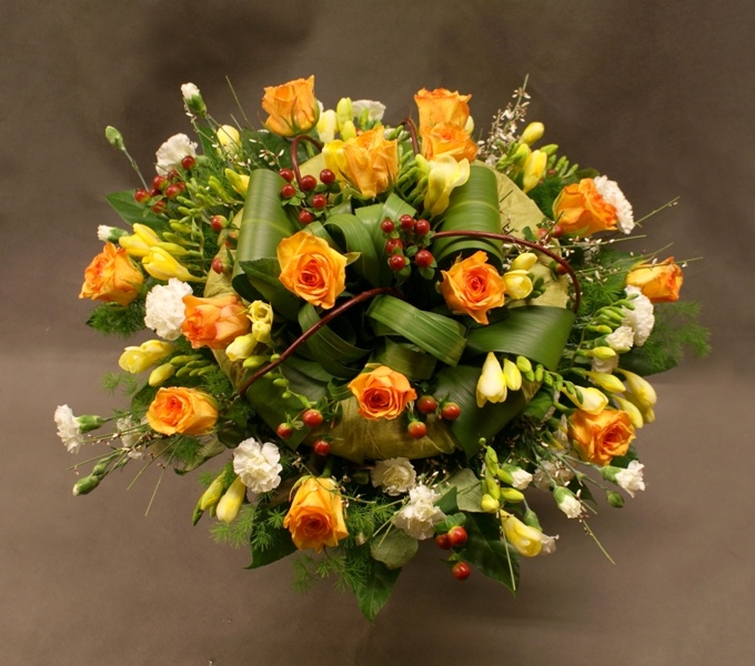 Kod: BKT014, Bukiet wykonany z następujących kwiatów: frezje, goździki, róże