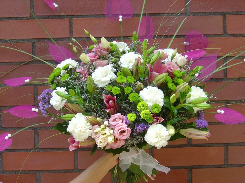 Kod: BKT018, Bukiet wykonany z następujących kwiatów: goździki, lilie, santini