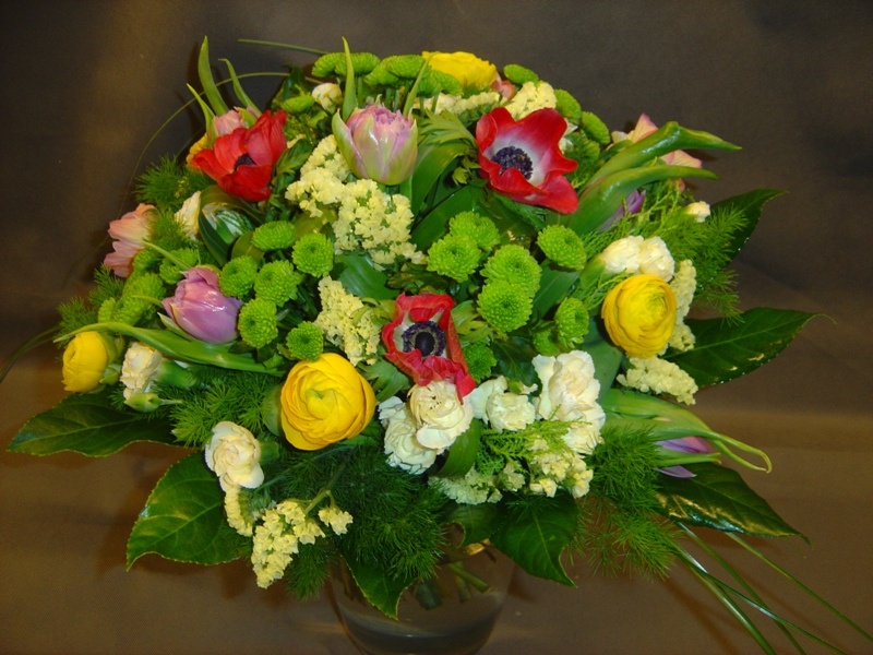 Kod: BKT026, Bukiet wykonany z następujących kwiatów: goździki, anemony, jaskry, santini, tulipany