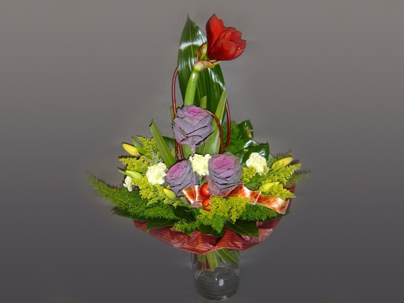 Kod: BKT023, Bukiet wykonany z następujących kwiatów: amarylis, kapusta ozdobna, tulipany