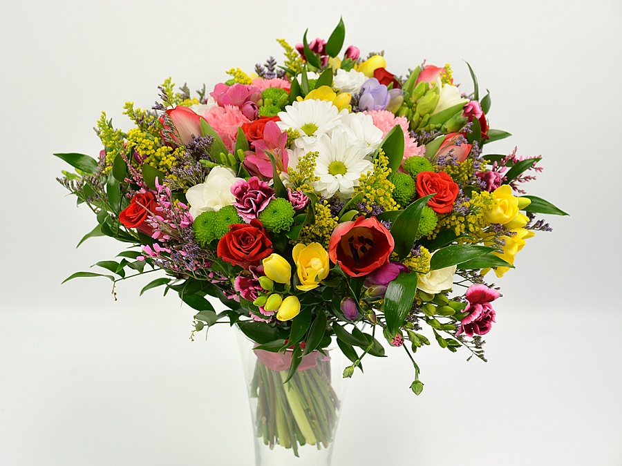 Kod: KOB004, Bukiet wykonany z następujących kwiatów: frezje, goździki, margaretki, róże, santini, tulipany