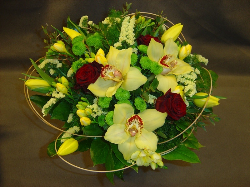Kod: BKT028, Bukiet wykonany z następujących kwiatów: cymbidium, goździki, róże, tulipany