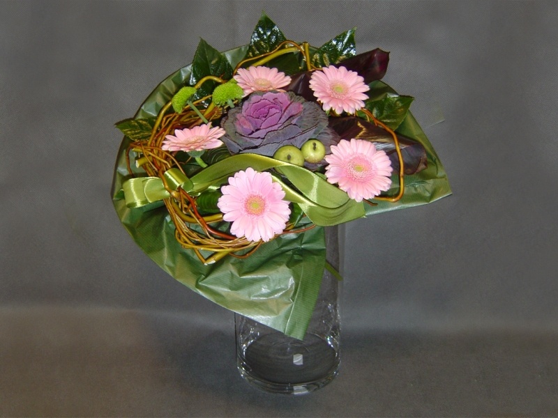 Kod: BKT022, Bukiet wykonany z następujących kwiatów: gerbery, kapusta ozdobna, santini