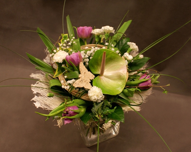 Kod: BKT013, Bukiet wykonany z następujących kwiatów: tulipany, anturium, goździki