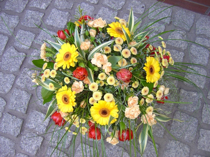 Kod: BKT019, Bukiet wykonany z następujących kwiatów: gerbery, goździki, margaretki, tulipany