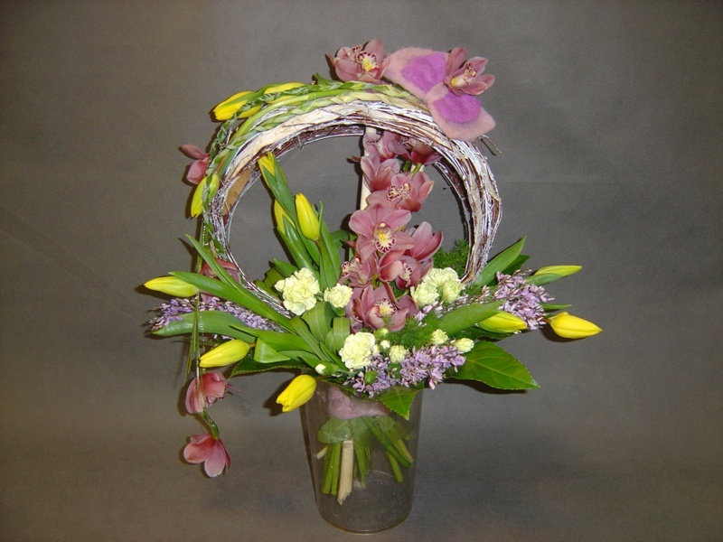 Kod: BKT024, Bukiet wykonany z następujących kwiatów: goździki, tulipany, cymbidium